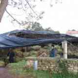 Click para ampliar. Dolmen de Dombate, (protegido) con un toldo de plásticos.