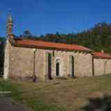 Vista lateral de la iglesia de San Román das Encrobas en Cerceda (Coruña), trasladada desde su emplazamiento original al que ocupa ahora por necesidades de una explotación minera.