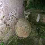 Click para ampliar. Molino de mano en el exterior de San Pedro de Soandres, Laracha (Coruña).