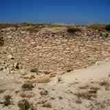 Lienzo de muralla de castro cubierta por la playa (Ribeira, A.C.)