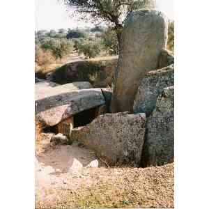 Click para ampliar. Pulsa en el nombre para ver la ficha. Dolmen del Lácara. Vista parcial