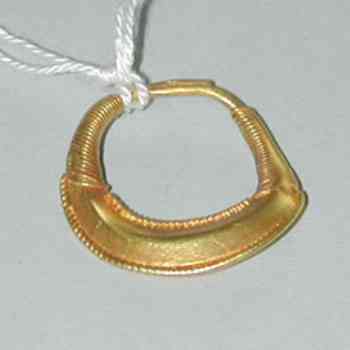 Click para ampliar. Pulsa en el nombre para ver la ficha. Cádiz 14: pendiente fenicio de oro