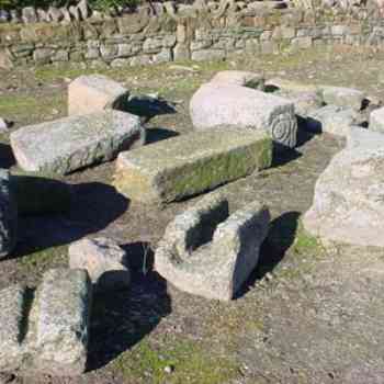 Click para ampliar. Pulsa en el nombre para ver la ficha. Bloques graníticos con canal excavado (Alcuéscar)