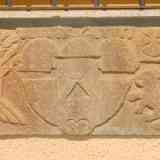 Click para ampliar. Grabados debajo de ventana