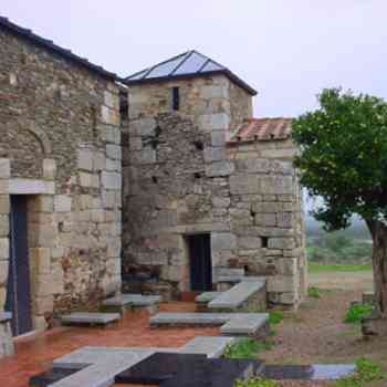 Click para ampliar. Pulsa en el nombre para ver la ficha. Vista lateral Santa Lucía del Trampal (Alcuéscar).