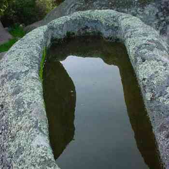 Click para ampliar. Pulsa en el nombre para ver la ficha. Sepulcro visigodo excavado en granito