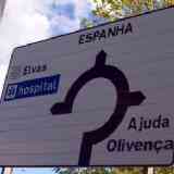 Click para ampliar. Irredentismo portugués: la cuestión de Olivenza en la señalización viaria.