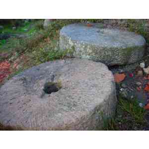 Click para ampliar. Pulsa en el nombre para ver la ficha. Piedras de molino de agua.  Arroyomolinos de Montánchez