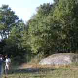 Click para ampliar. EL MITÓLOGO ANTE UNA PUERTA NEOLÍTICA DE O ALÉN. SAN PEDRO DE OBURIZ