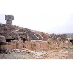 Tiermes - Viviendas y muralla romana.